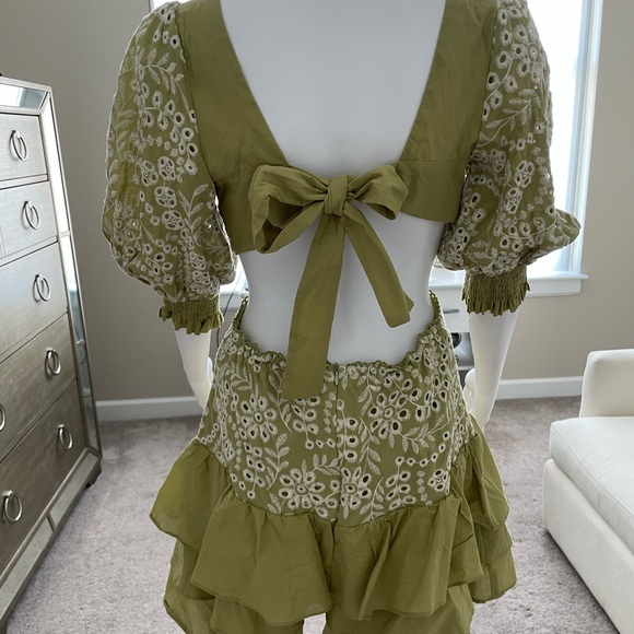 Elegant Backless Green Dress with Floral Embroidery - Picture 3 of 3